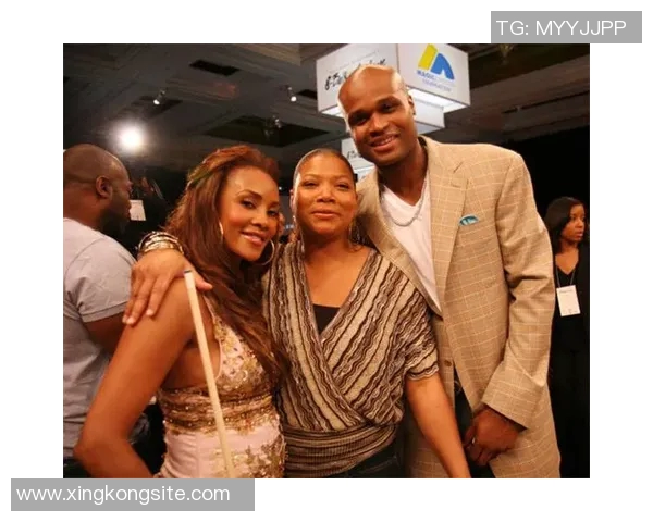 老哥你又胖了美记与绿军传奇安东尼沃克合影引发热议